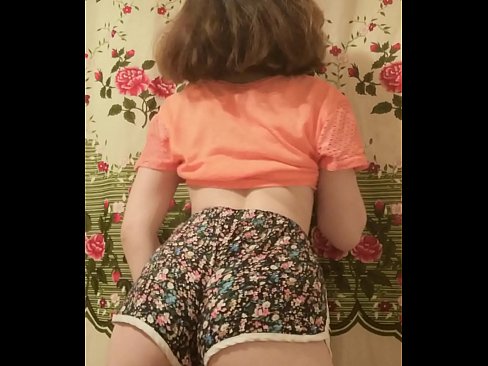 ❤️ Sexet ung babe laver en striptease ved at filme sine shorts på kamera Fucking at da.xlxxporno.ru ☑