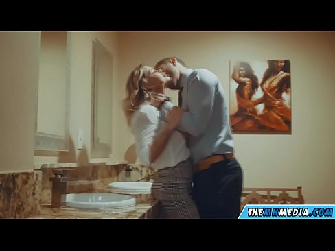 ❤️ Når en barmfagre blondine forfører dig på et offentligt toilet Fucking at da.xlxxporno.ru ☑